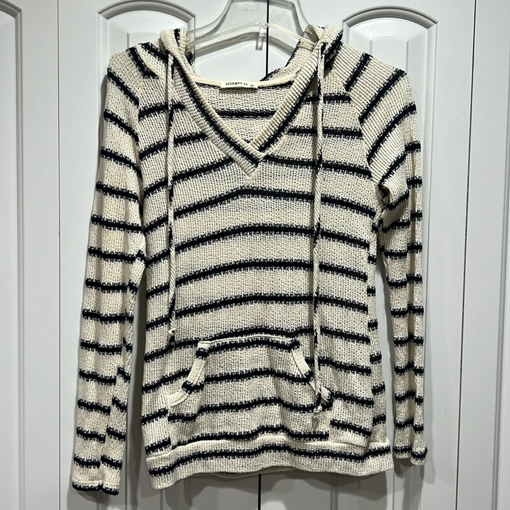 Girls Pullover Sweater with hood.  Size: Small